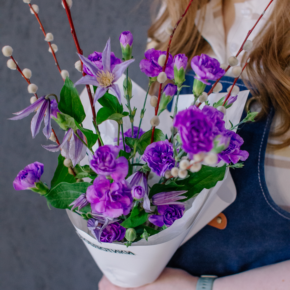 160. Яркий весенний букет с гвоздикой, клематисом и веточками вербы