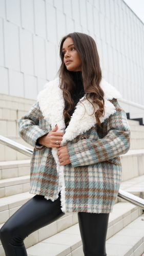 Двубортное укороченное пальто в голубую клетку