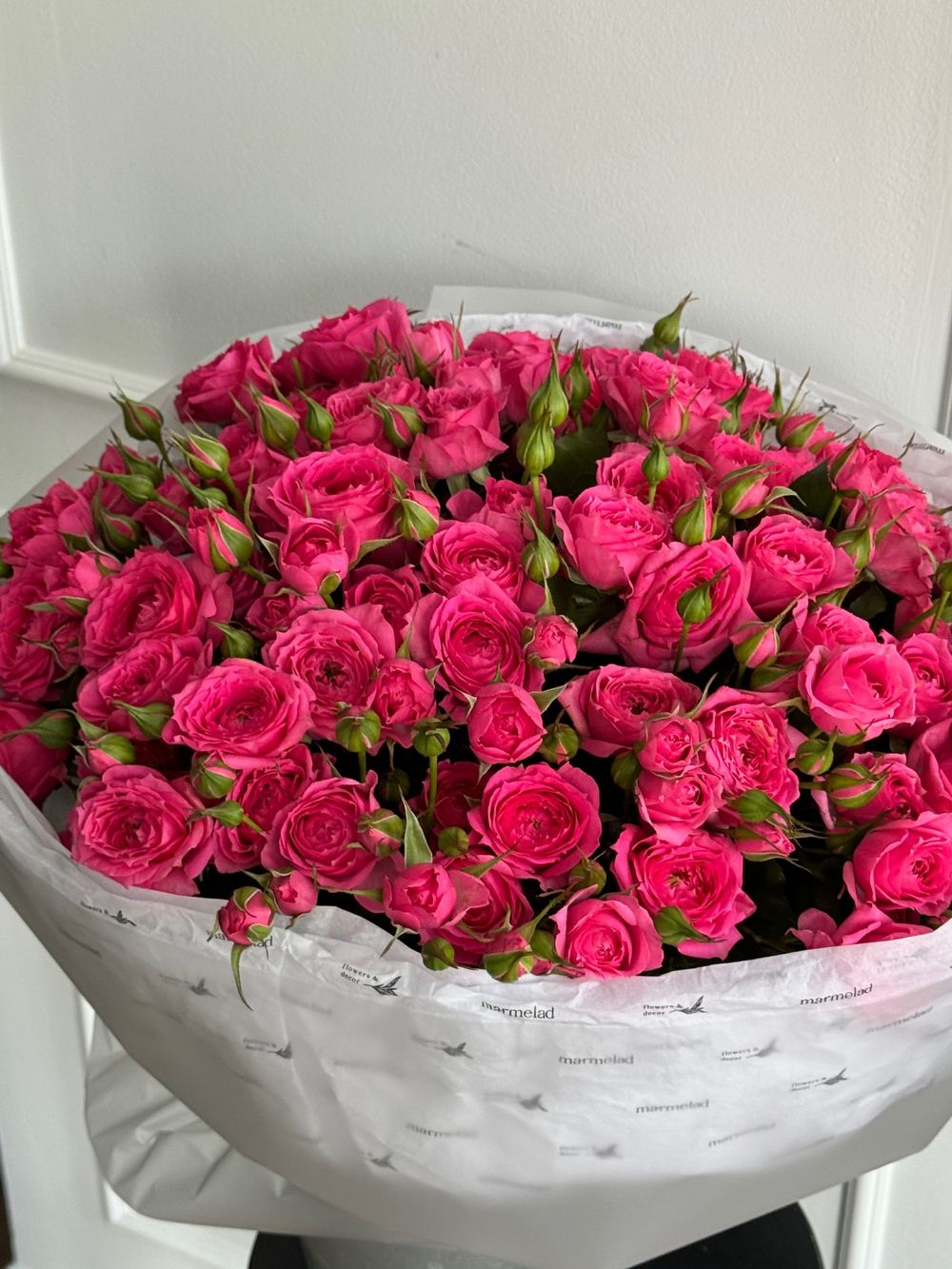 Гранд-букет из ярких, кустовых пионовидных роз