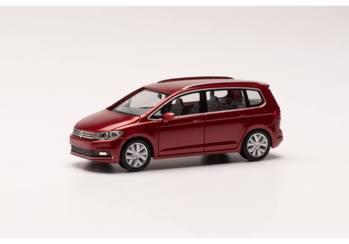 Автомобиль VW Touran, тено-красный металлик