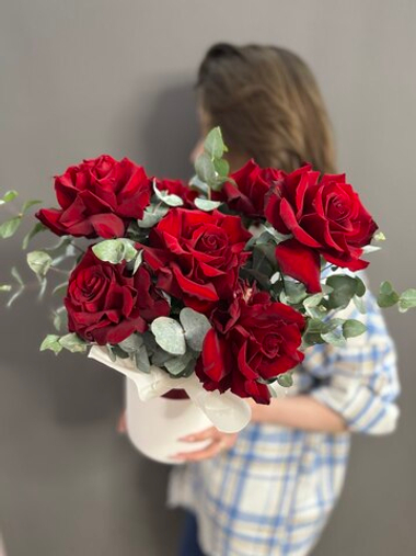 Шляпная коробка с 7 французскими розами