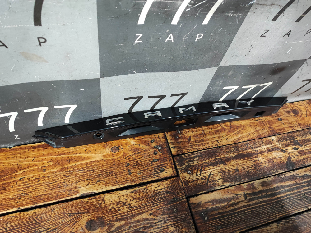 Накладка крышки багажника Toyota Camry (XV70) 17-нв Б/У Оригинал 7681133520