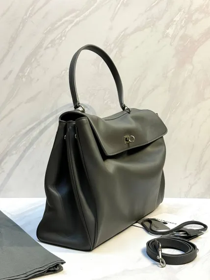 Сумку BALENCIAGA RODEO HANDBAG серый