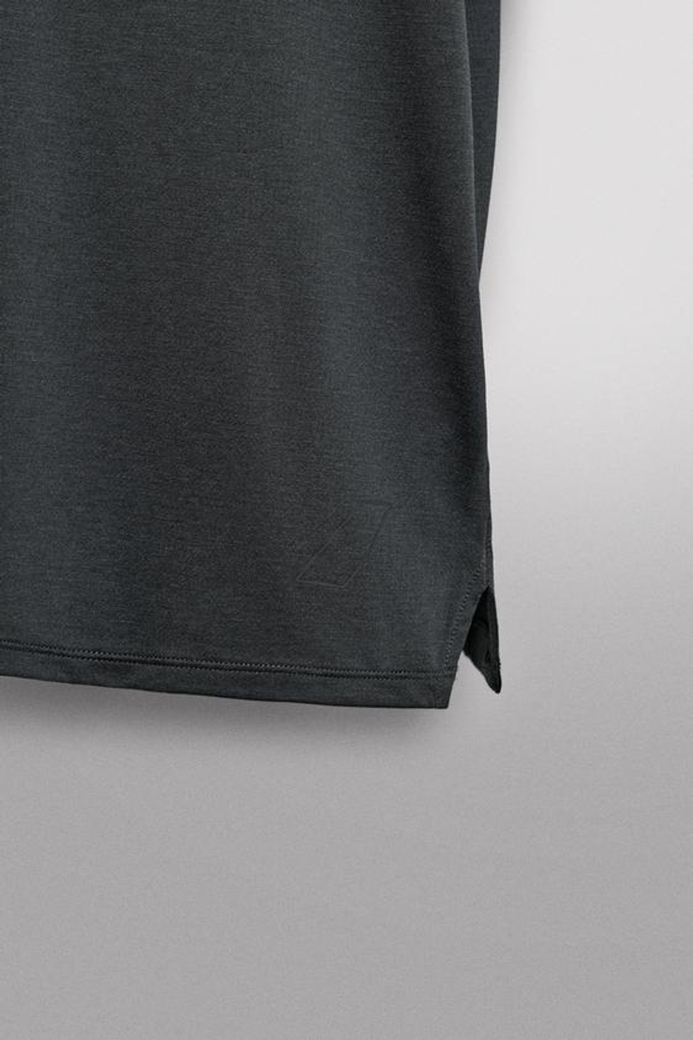 ZARA ТЕХНИЧЕСКАЯ ФУТБОЛКА ИЗ РЕЛЬЕФНОЙ ТКАНИ, ЧЕРНЫЙ МЕЛАНЖ