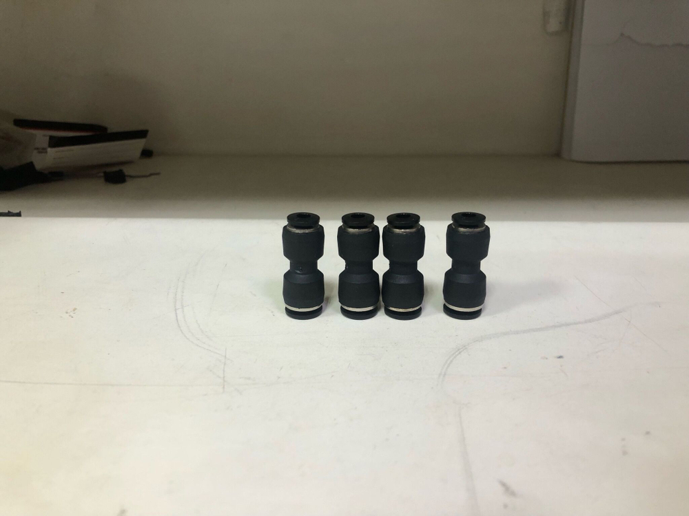 Фитинг трубок прямой пластиковый 6-4 мм комплект 4штуки ( пневмофитинг )