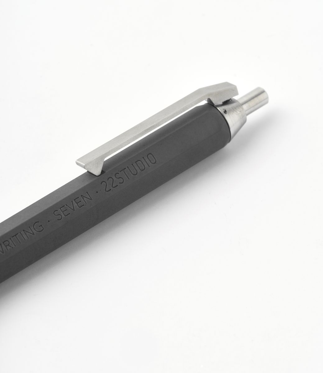 22 studio Seven Ballpoint Pen Dark Grey — ручка из бетона