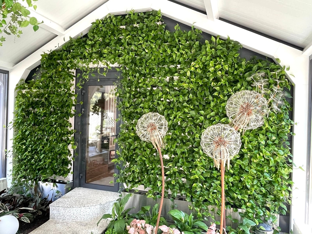 Вертикальное озеленение живыми растениями. В проекте использовалось оборудование "Hydro Falls"