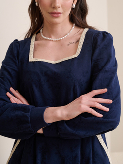 Платье с квадратным вырезом