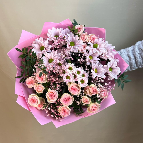 Нежный розовый букет из кустовых роз, кустовых хризантем ромашек, гипсофилы и зелени