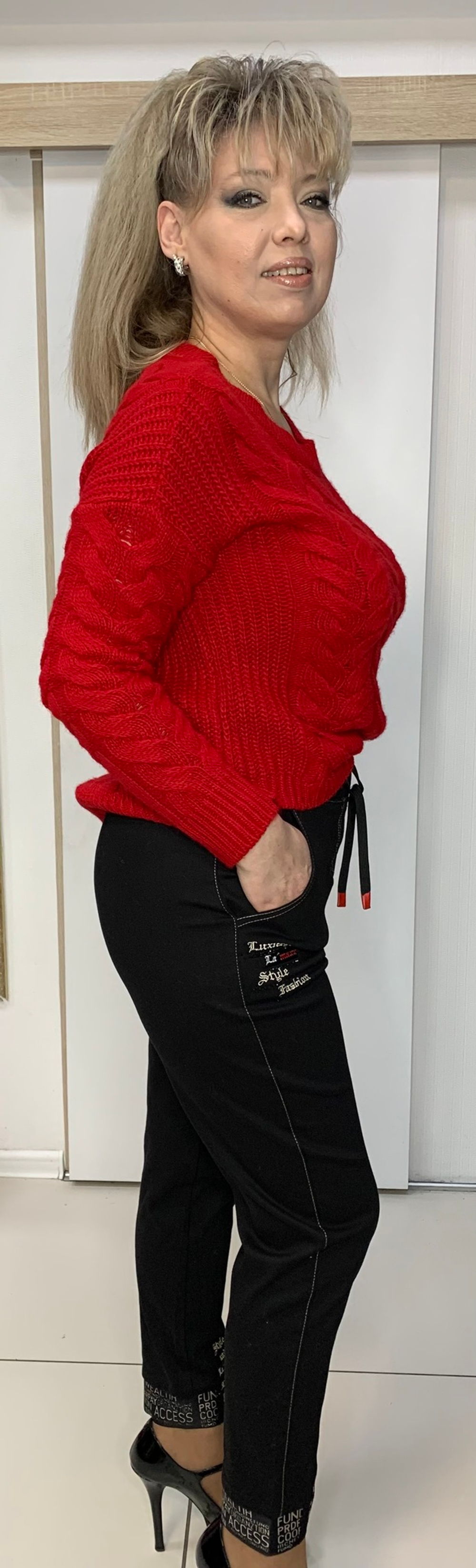 Черные брюки-джинсы на резинке с бежево-красным принтом