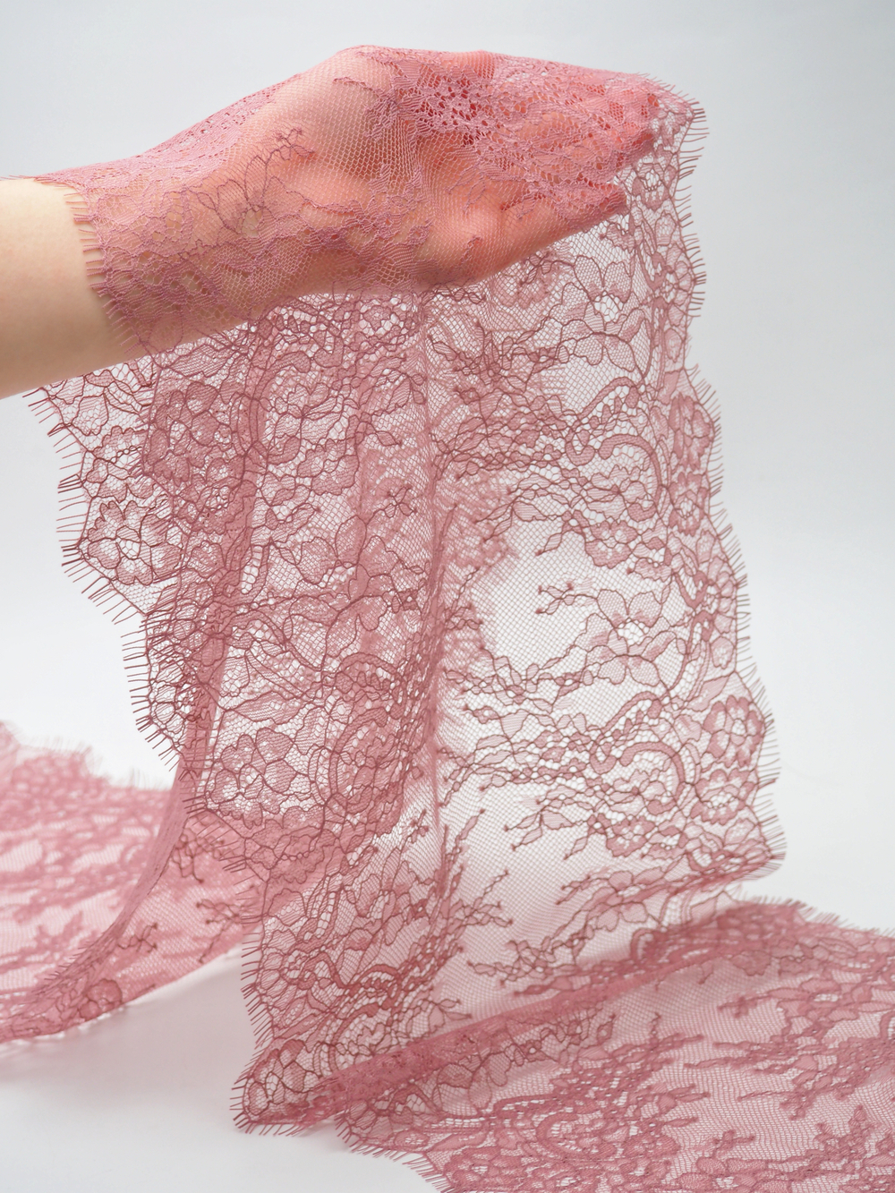 Кружево шантильи пудрово-лиловое неэластичное длина 0.9 м