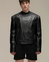 Черная кожаная куртка 