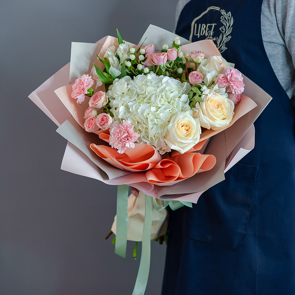 Нежный букет с белой гортензией и пионовидной розой