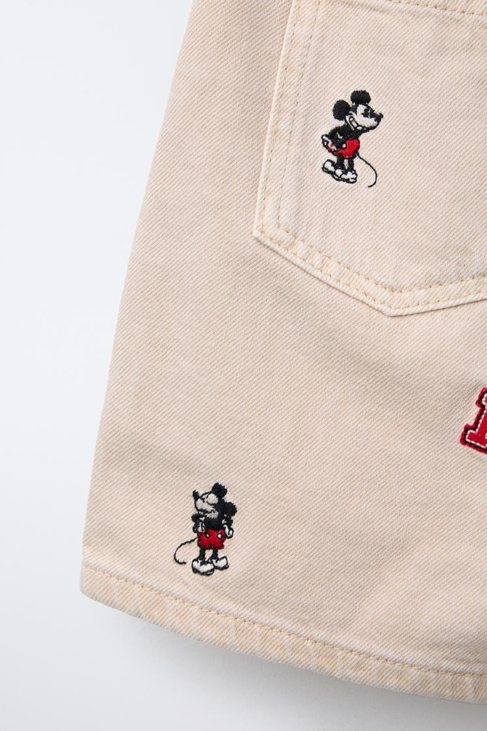 ZARA ДЖИНСОВЫЕ ШОРТЫ С ВЫШИВКОЙ «MICKEY MOUSE © DISNEY, СЛОНОВАЯ КОСТЬ