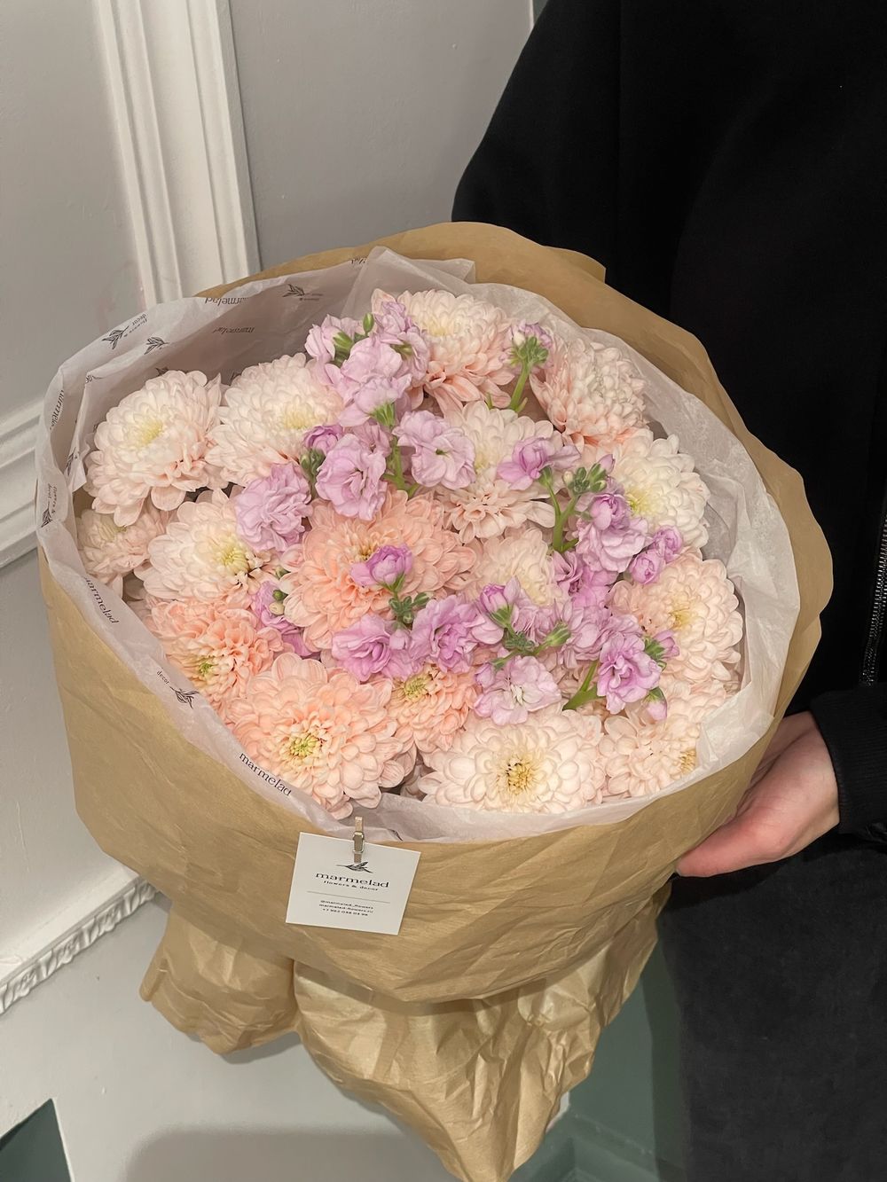 Авторский букет из хризантемы в персиковом оттенке и маттиолы