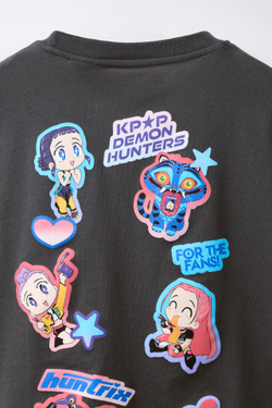 ZARA ФУТБОЛКА С ЭФФЕКТОМ ПОТЕРТОСТИ KPOP DEMON HUNTERS™ NETFLIX ©, АНТРАЦИТОВО-СЕРЫЙ