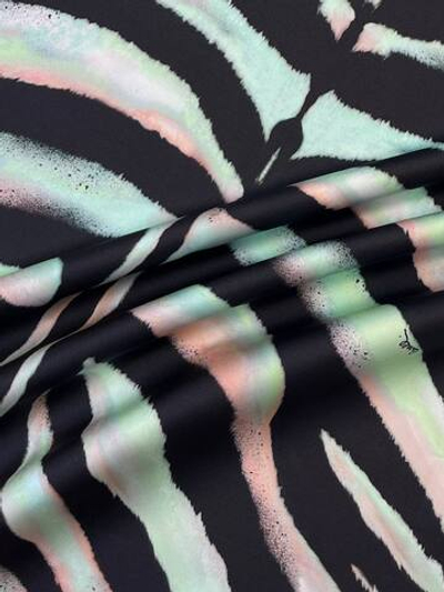 Шелк твил на дублерине Roberto Cavalli с разноцветным анималистичным принтом и лого