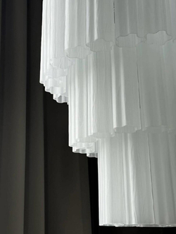 Белое матовое стекло, венецианский стиль — классика, которая создаёт мягкий, тёплый свет.