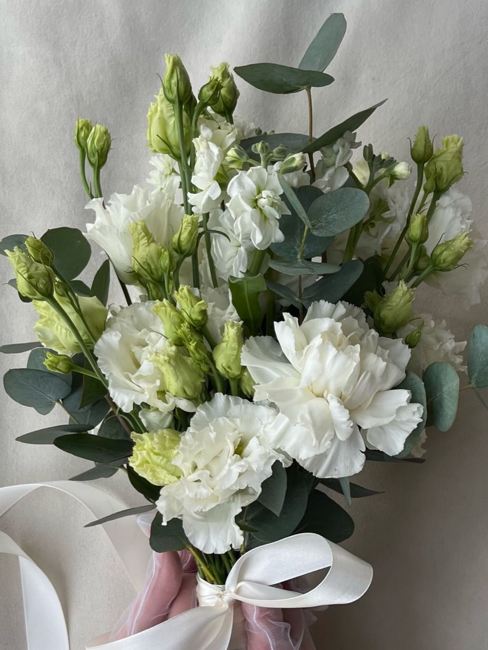 Свадебный букет из диантусов, лизиантуса, маттиолы и эвкалипта