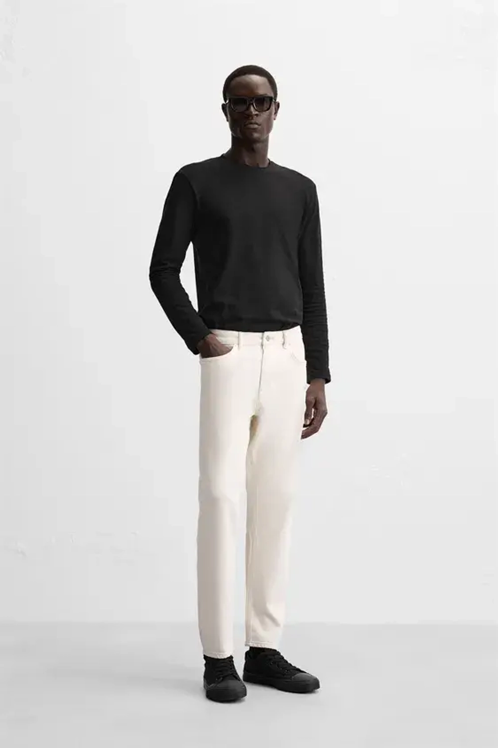 ZARA БАЗОВАЯ ФУТБОЛКА SLIM FIT, ЧЕРНЫЙ