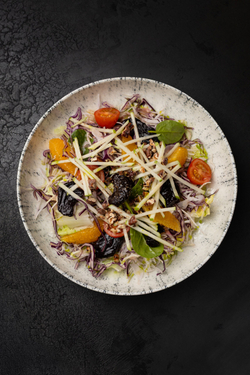 Салат с капустой и вяленой свеклой