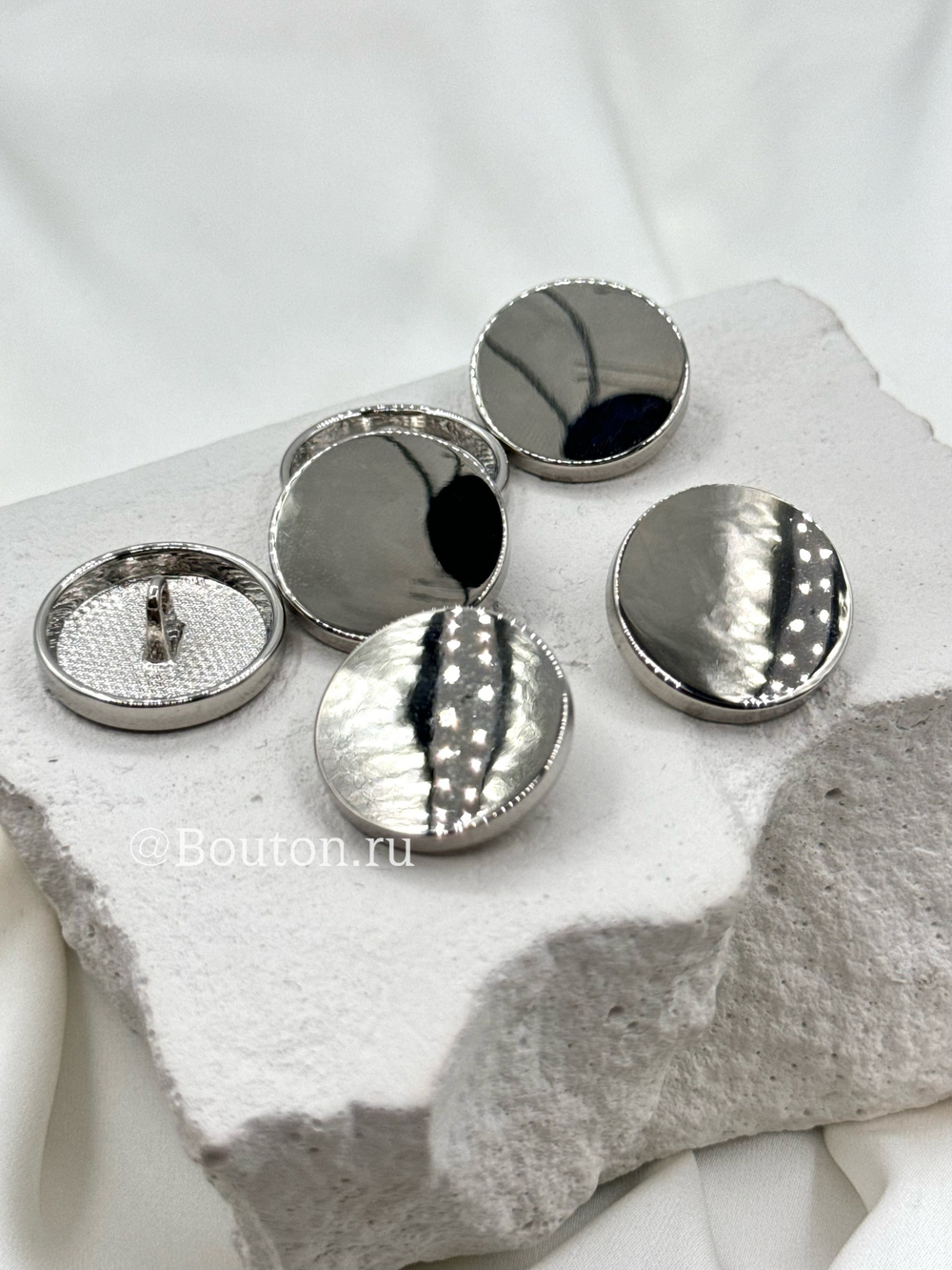 Пуговицы плоские металлические серебристые глянец