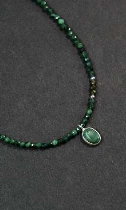 Чокер "Memo Hint" из малахита и пирита, с подвесом из малахита 35 см
