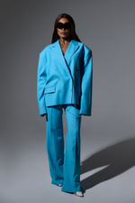 Брюки костюмные из крепа с необработанной талией, бирюзовый