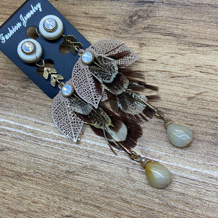 Серьги-гвоздики Экзо 2 стрелочки 2 листа сетчатых перо подвеска камешек цвет кофейный металл золотистый