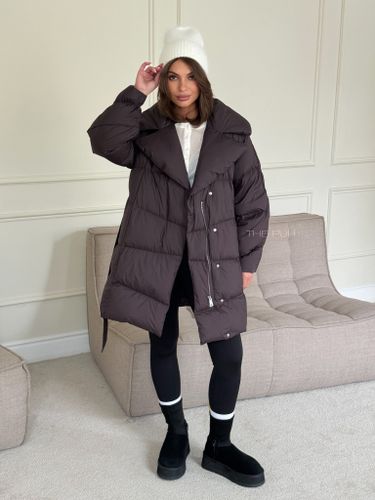 Удлиненный фиолетовый пуховик с отложным воротником