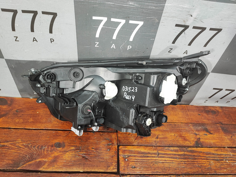Фара правая галоген Toyota RAV4 IV (XA40) 15-19 Б/У Оригинал 8113042650