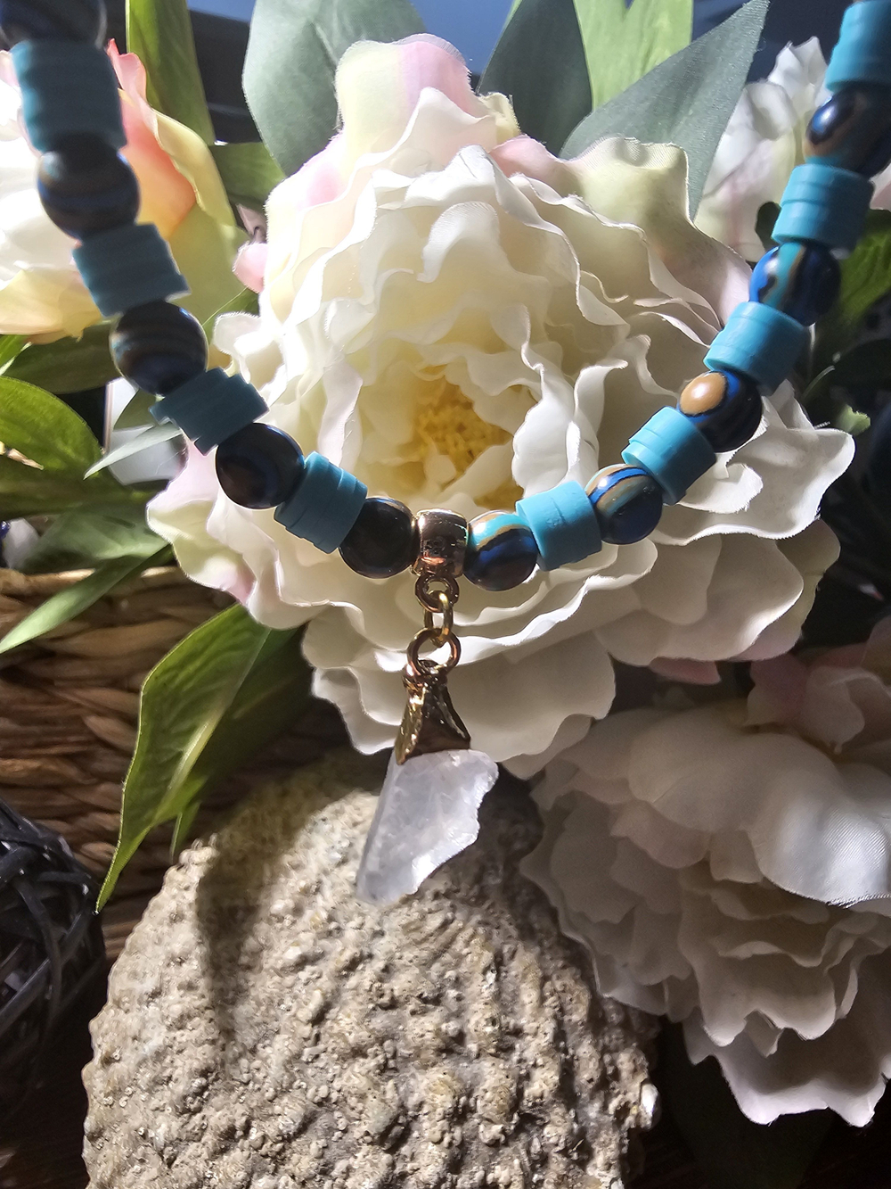 Колье ручной работы из натурального голубого малахита и каучука " Пестрая лента"