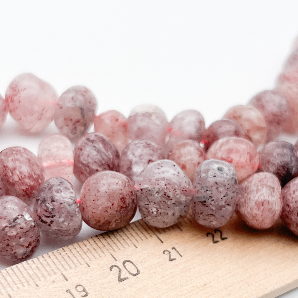 Кварц "Клубничный" фриформ бусины, размер около 9-11 мм, цена за отрезок 19 см (1/2 нити)