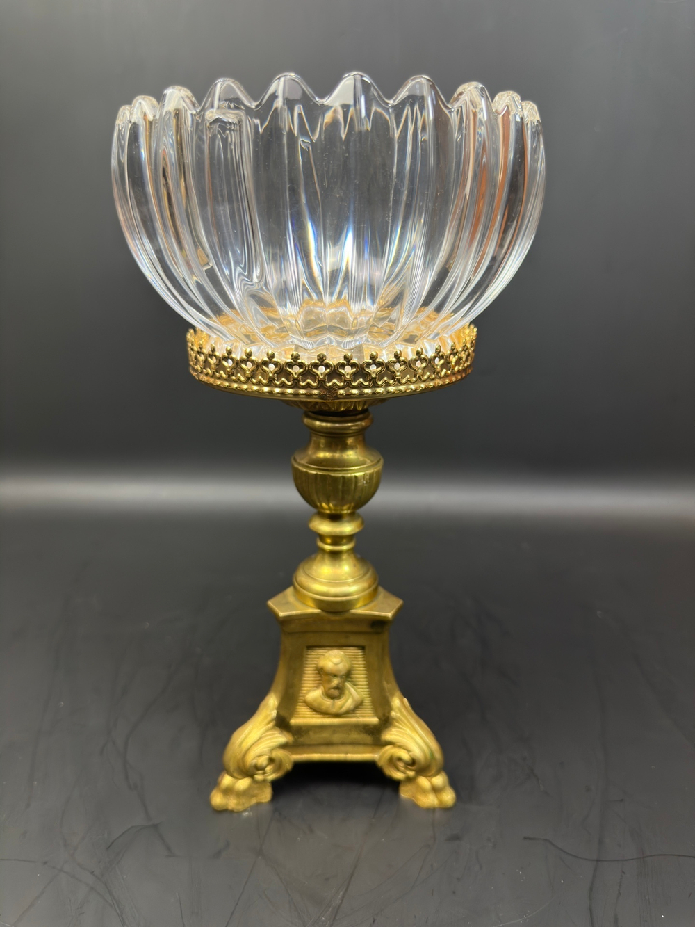 Декоративная ваза на подставке