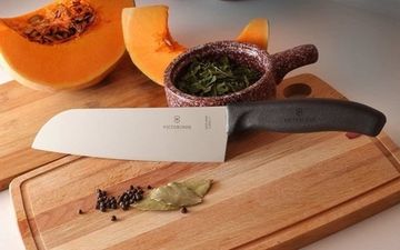 Кухонный нож Victorinox "Santoku" (6.8503.17B) лезвие 17 см