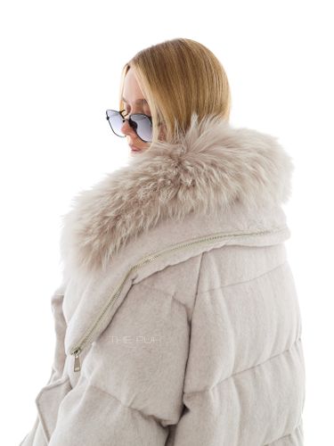 Объемный текстильный пуховик с мехом енота в бежевом цвете