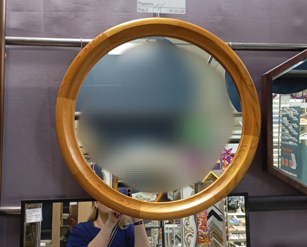 Зеркало круглое в деревянной раме