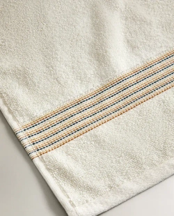 ZARA HOME ПОЛОТЕНЦЕ С КОНТРАСТНОЙ ДЕТАЛЬЮ, ЖЕЛТОВАТО-БЕЛЫЙ