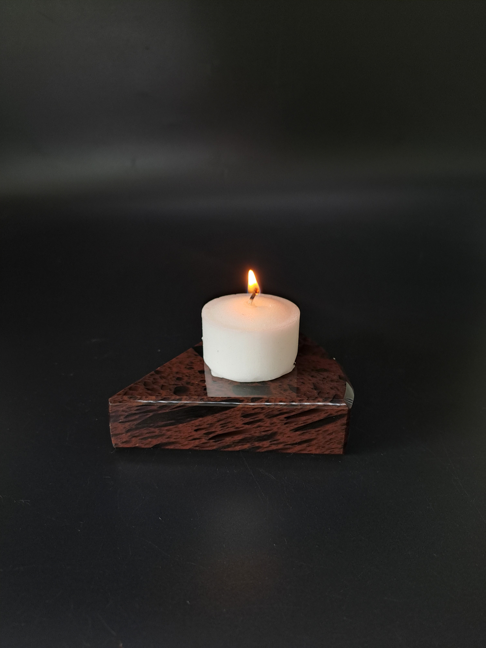 Подсвечник обсидиановый треугольный