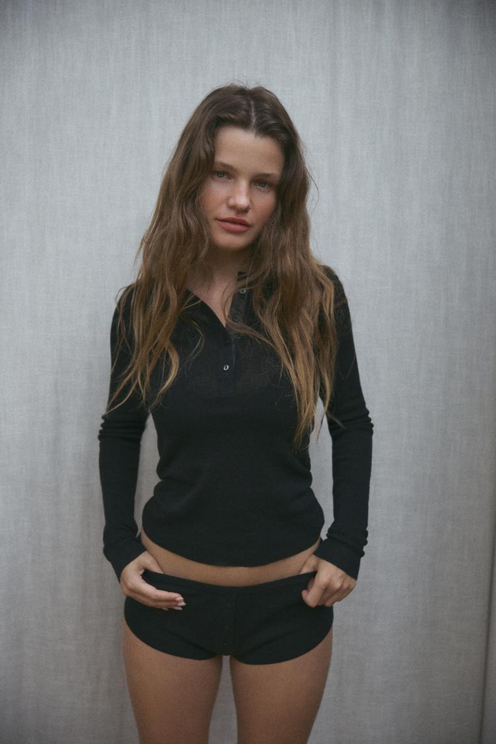 ZARA ФУТБОЛКА С ПУГОВИЦАМИ ИЗ ХЛОПКА, ЧЕРНЫЙ