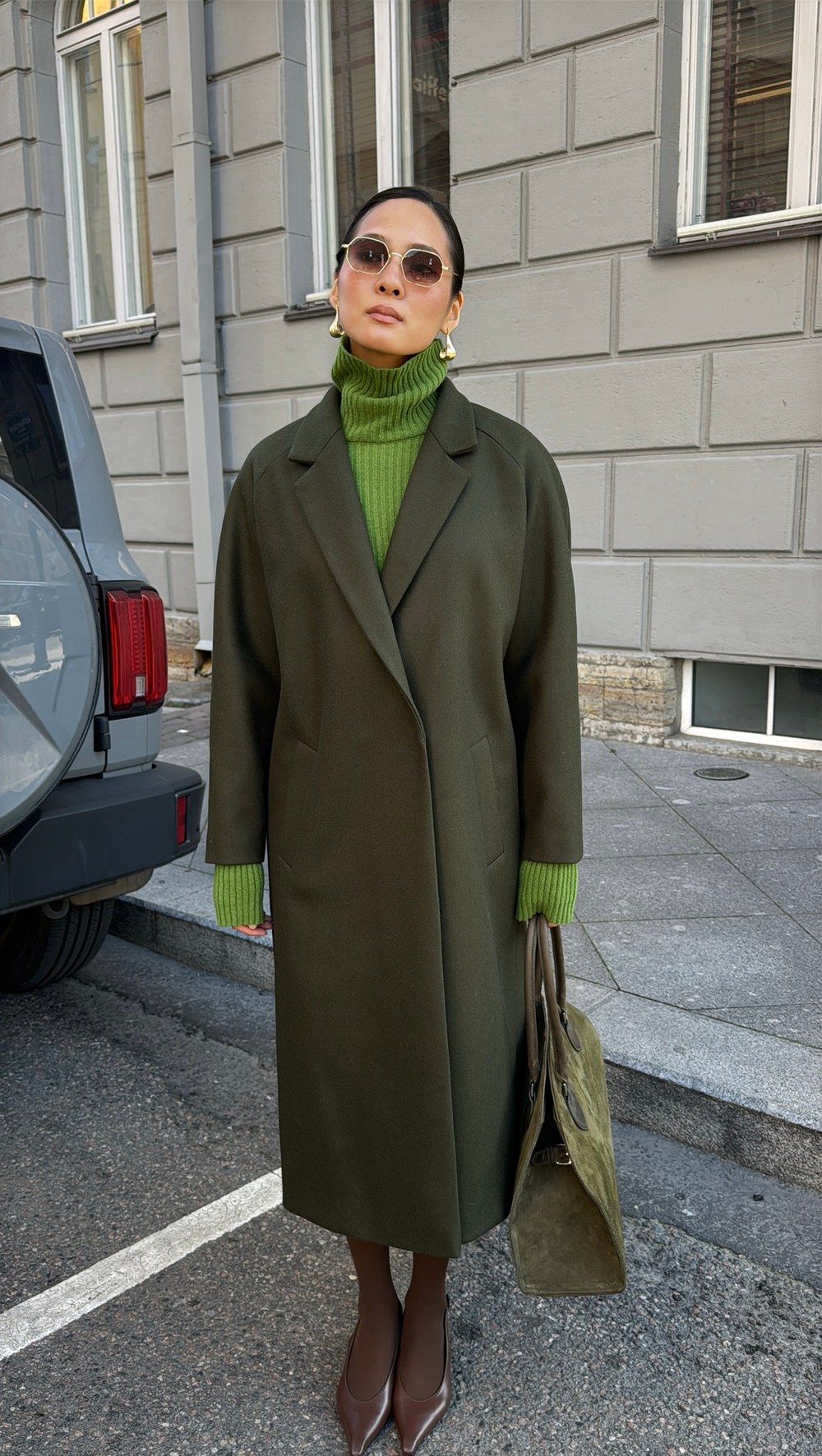 Темно-зеленое двубортное пальто