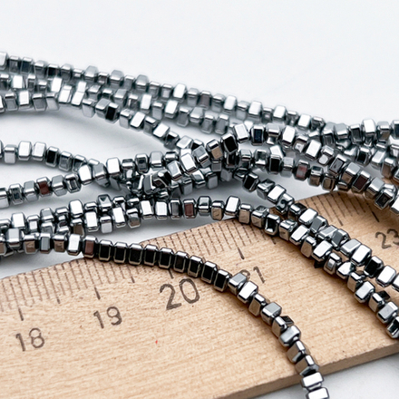 Гематит Треугольник бусины, цвет серебристый, размер около 2*2,8 мм, цена за отрезок 19 см (1/2 нити)