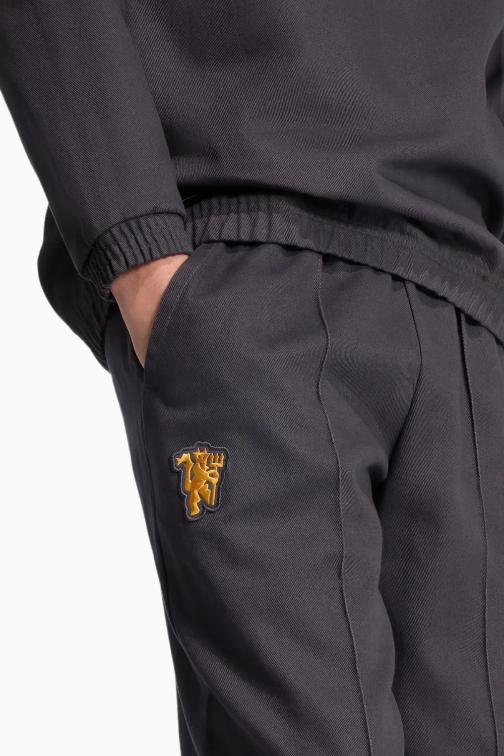 Штаны adidas Manchester United 25/26 Terrace Icons - черный