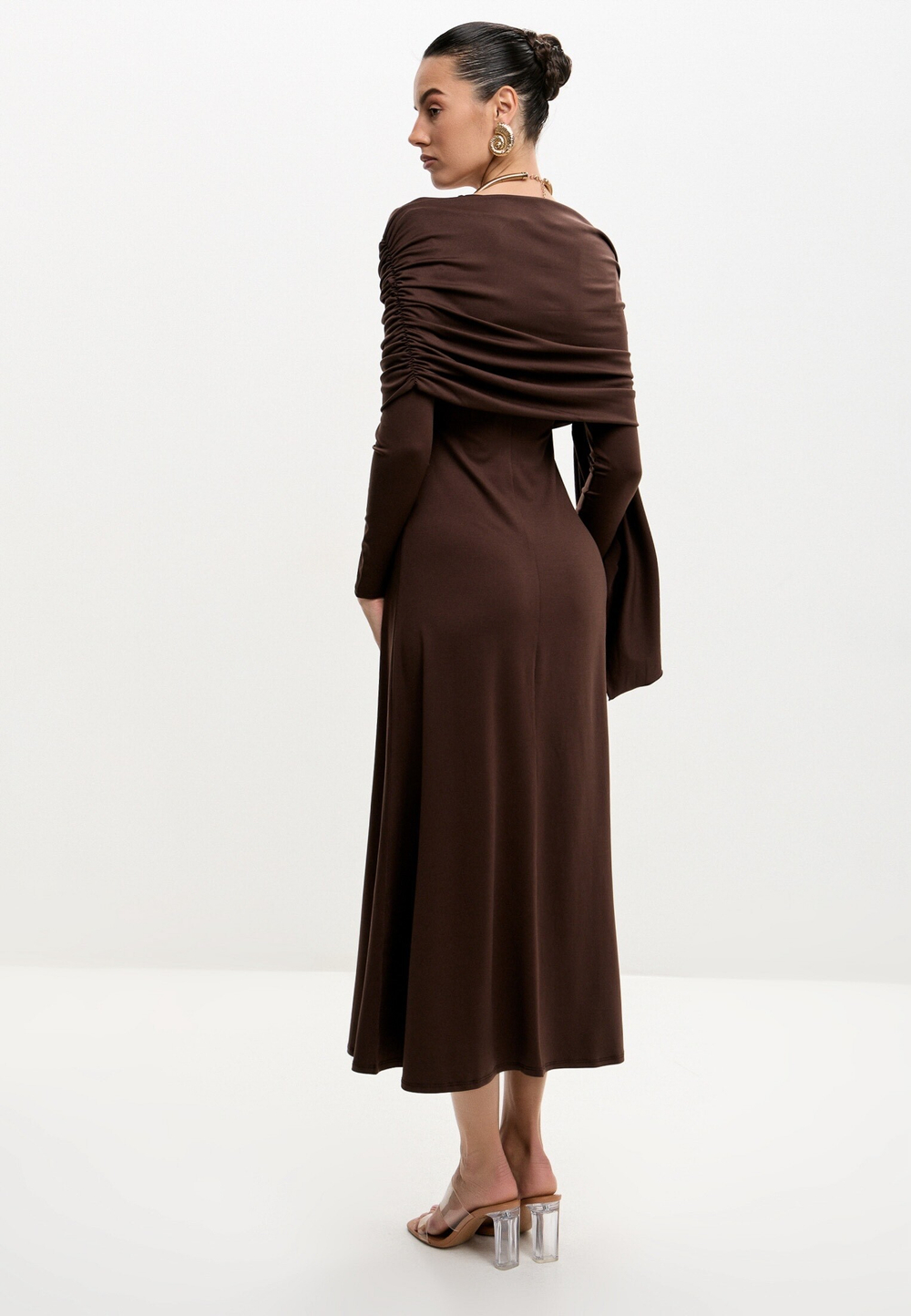 Платье с накидкой