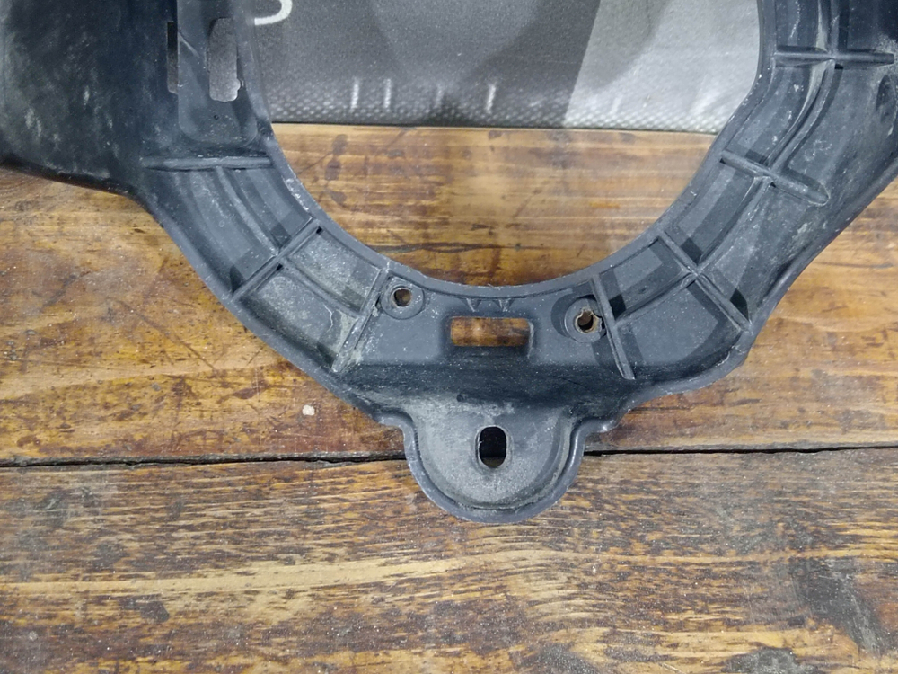 Кронштейн ПТФ передний правый Toyota Land Cruiser 200 15-21 Б/У Оригинал 8148160080