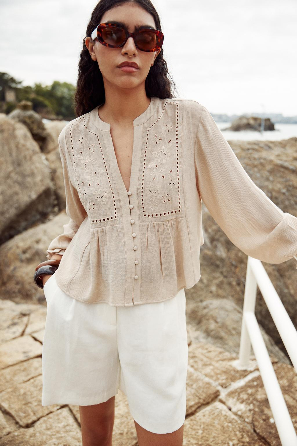 ZARA УКОРОЧЕННАЯ БЛУЗА С АЖУРНОЙ ВЫШИВКОЙ, ПЕСОЧНЫЙ