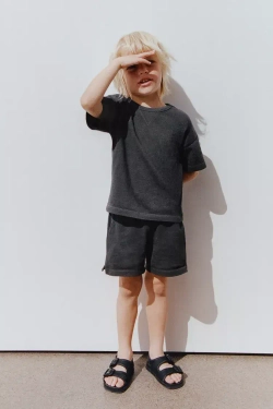 ZARA КОМПЛЕКТ ИЗ ОДНОТОННОЙ ФУТБОЛКИ И ШОРТОВ-БЕРМУДОВ, АНТРАЦИТОВО-СЕРЫЙ