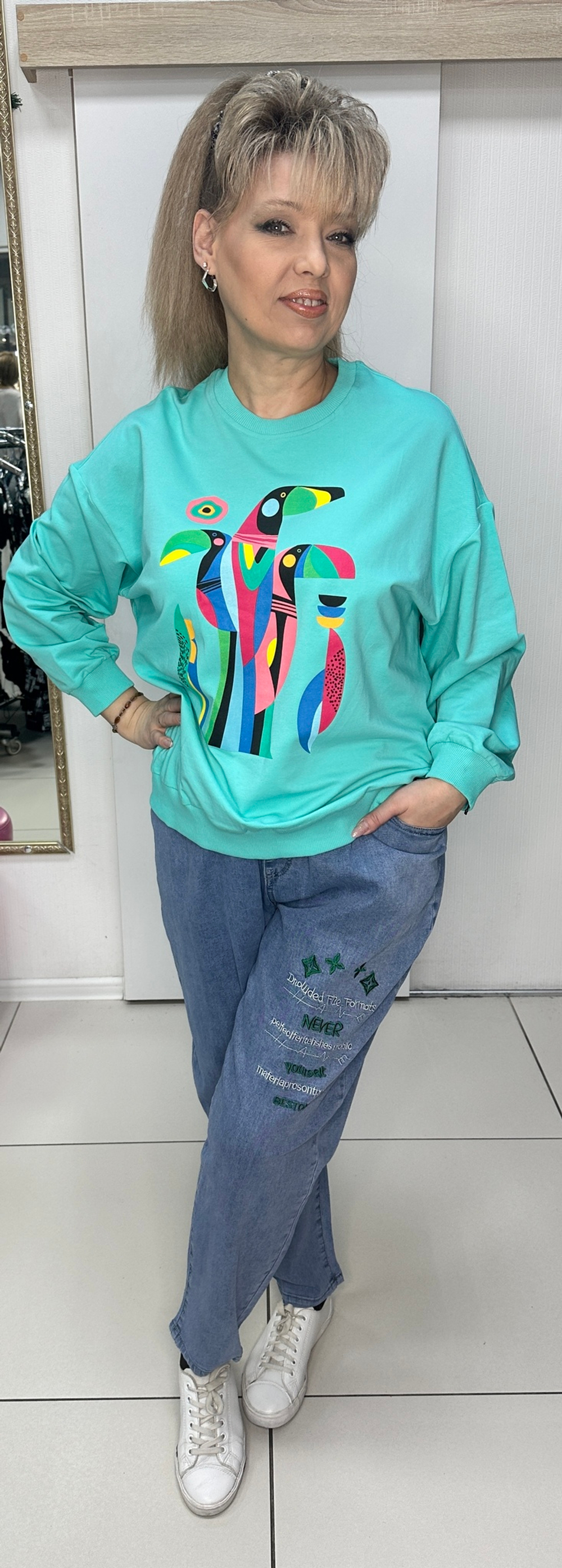 Свитшот-толстовка белая с цветными туканами