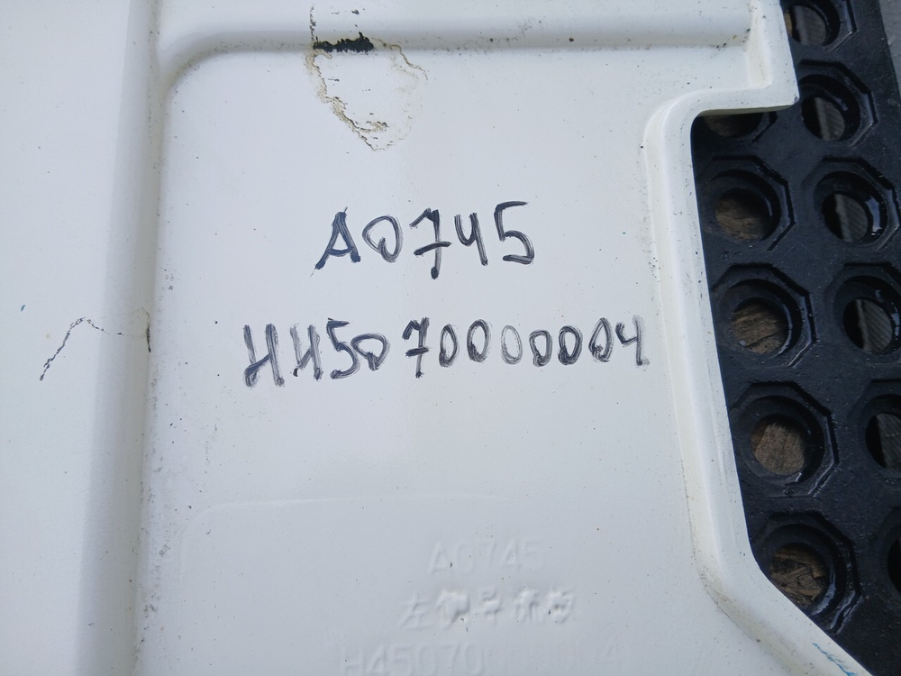 Спойлер кабины боковой левый 2023г