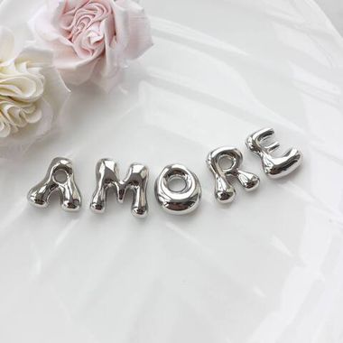 Слово из букв AMORE в серебре